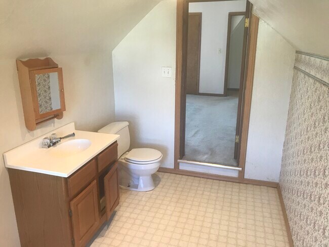 upstairs bathroom - 1340 Belmont St