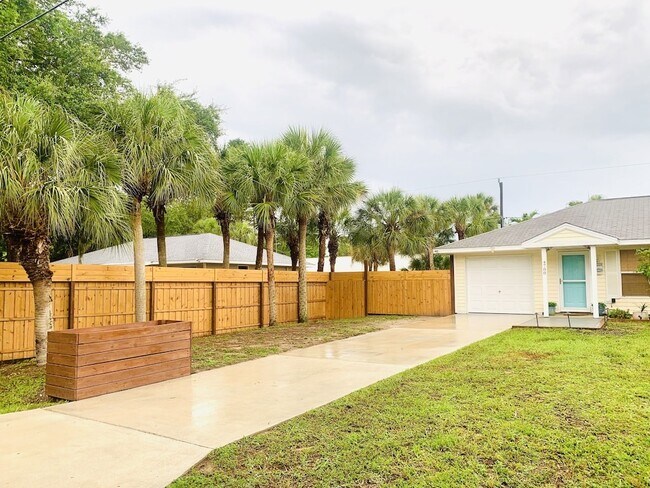 Building Photo - 4788 Pompano Rd