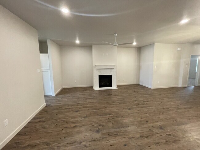 Foto del edificio - Luxurious Townhome Located In Abbey Glen - Cooper ISD
