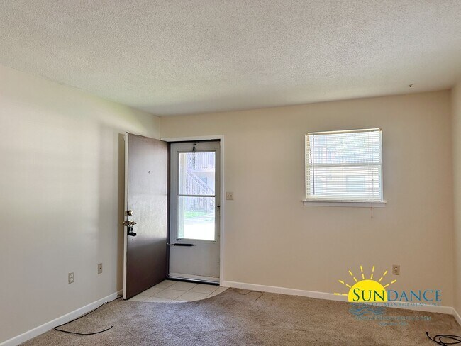 Building Photo - Great 2 Bedroom Unit in Fort Walton Beach