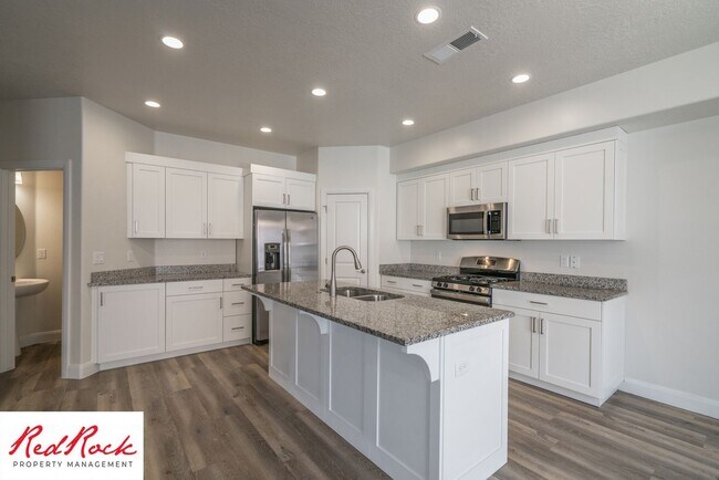 Foto del edificio - Townhome in Desirable Hurricane Heights!