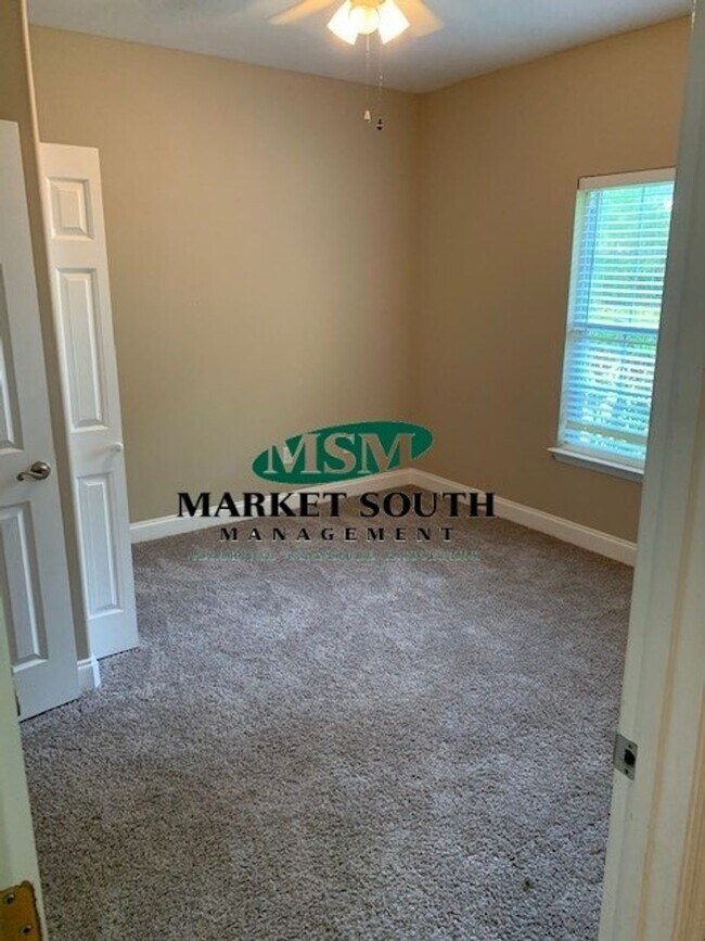 Foto del edificio - **APPLICATION PENDING!! BLOOMINGDALE DUPLEX