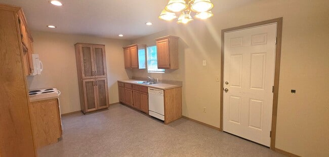 Building Photo - 3 Bedroom 2 Baths, Close to MSU!  $1395!