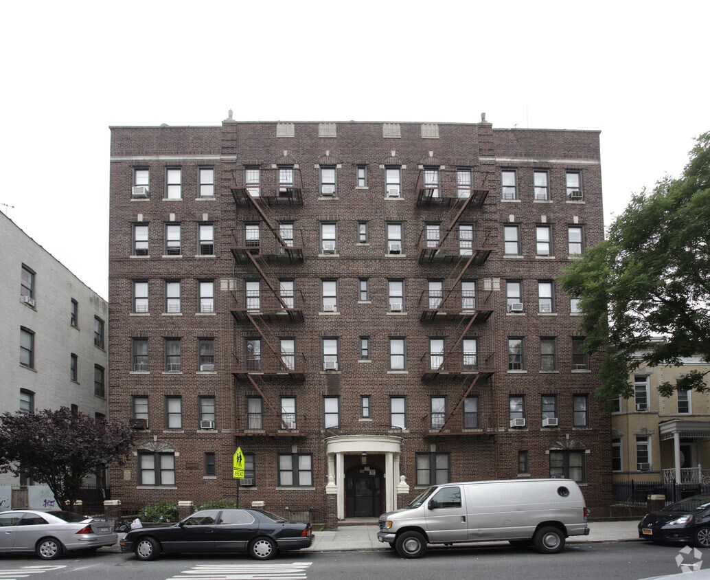 Building Photo - 288 Maple St