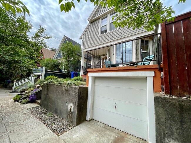 Building Photo - Lovely NE  3 Bed 2 Bath - King Neighborhood - A/C, Garage and Location!