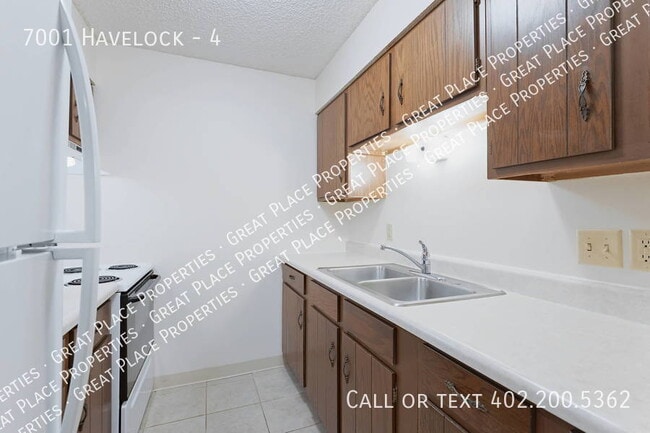 Building Photo - 1 Bed 1 Bath Walk in Shower Garden Level