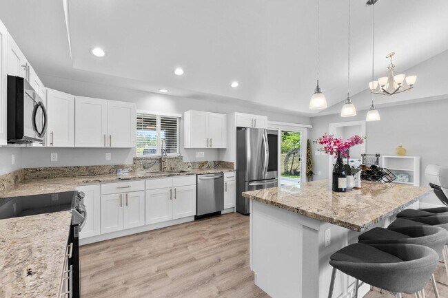 Foto del edificio - Move-In Ready, 3-Bedroom Fully Furnished Retreat with 3 Bathroom in Keaau Paradise!"