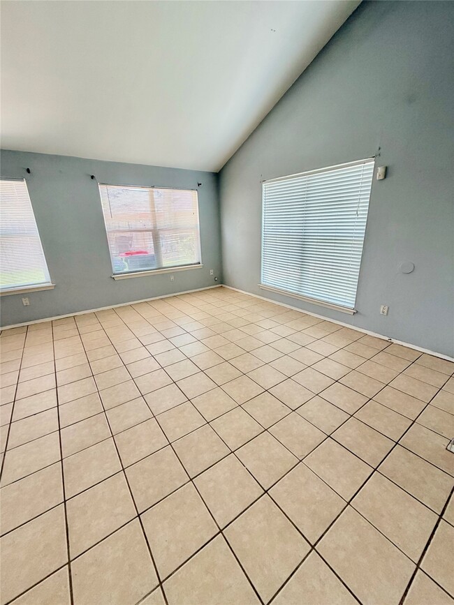 Building Photo - 7402 Alegria Dr