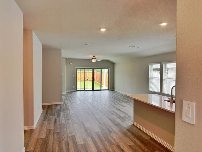 Building Photo - New 3 Bedroom in the sought after Westmor ...