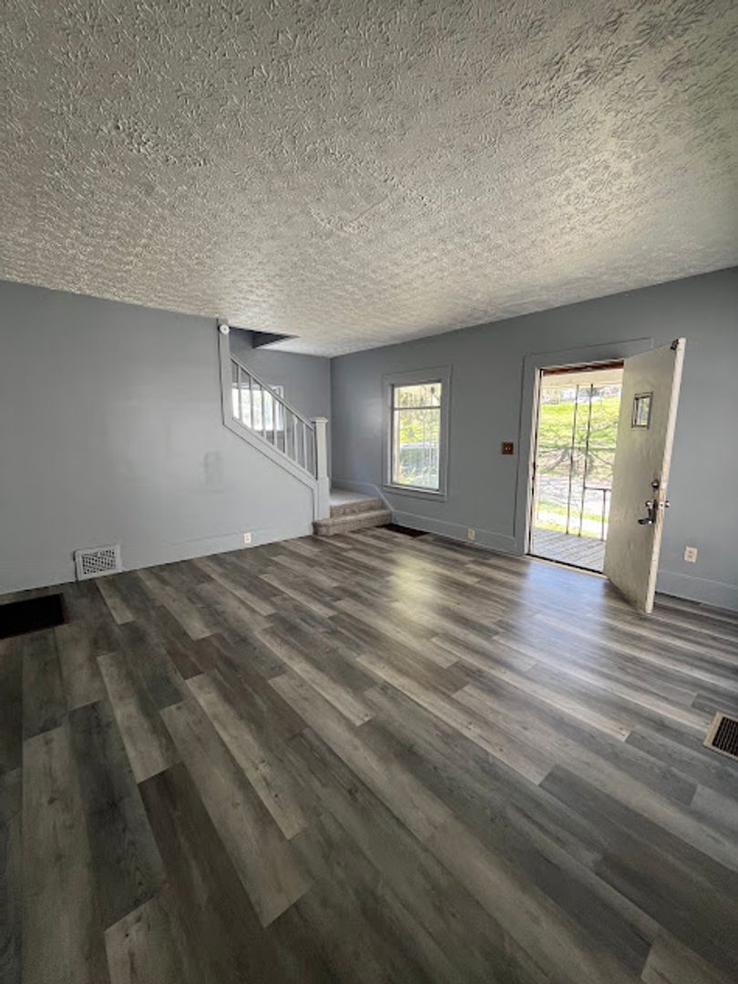 369 Windsor St Akron, OH 44306 – photo 3