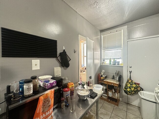 Foto del edificio - 5662 N Ridge Ave