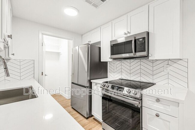 Foto del edificio - 5807 Laurel Canyon Blvd