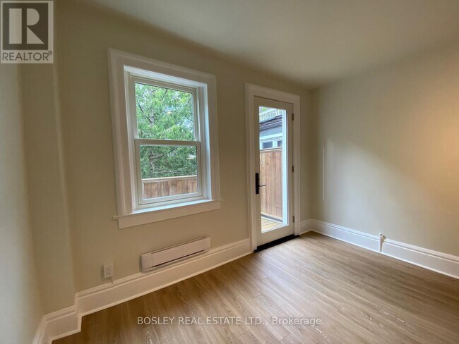 Photo du bâtiment - 988 Queen St W