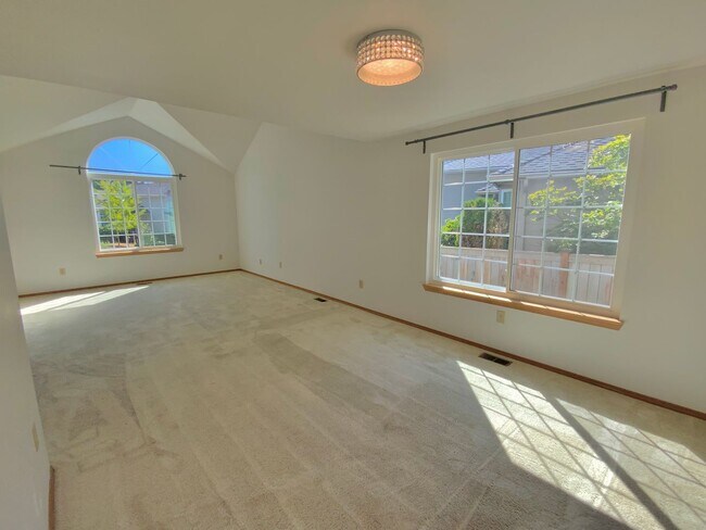 Foto del edificio - Stunning 4 Bedroom/2.5 bath- Move-In Ready Home with Private Backyard