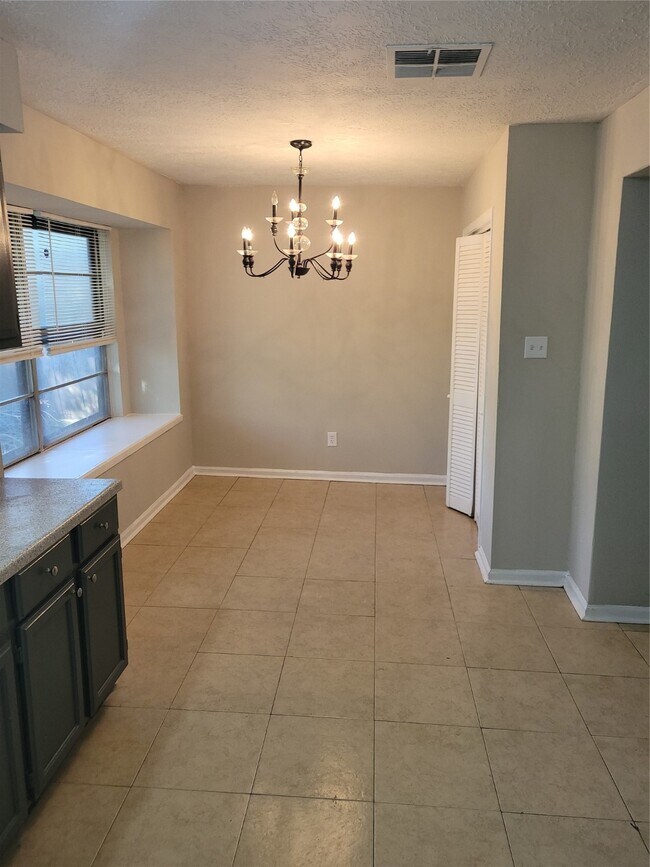 Foto del edificio - 15810 Boonridge Rd