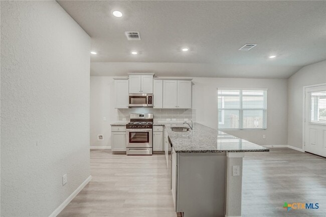 Building Photo - 1945 Redstart