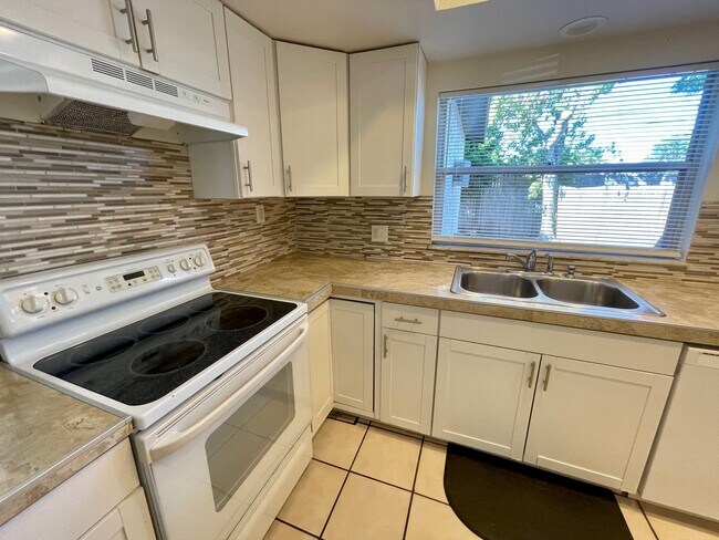 Building Photo - 2054 Los Lomas Dr