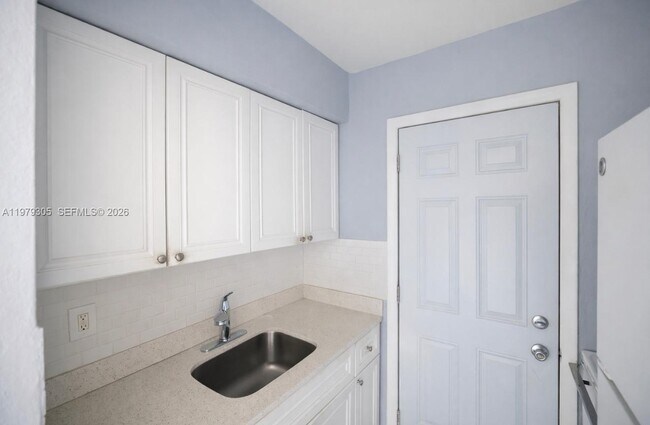 Foto del edificio - 6080 W Flagler St