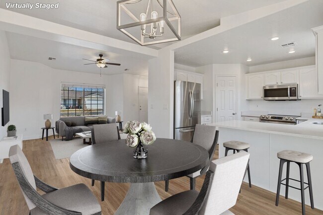 Foto del edificio - "Beautiful 3-Bed 2-Bath home with a large yard in Ivins!"