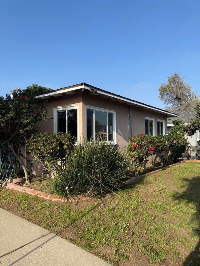 Foto del edificio - Move in ready Panorama City HOME.