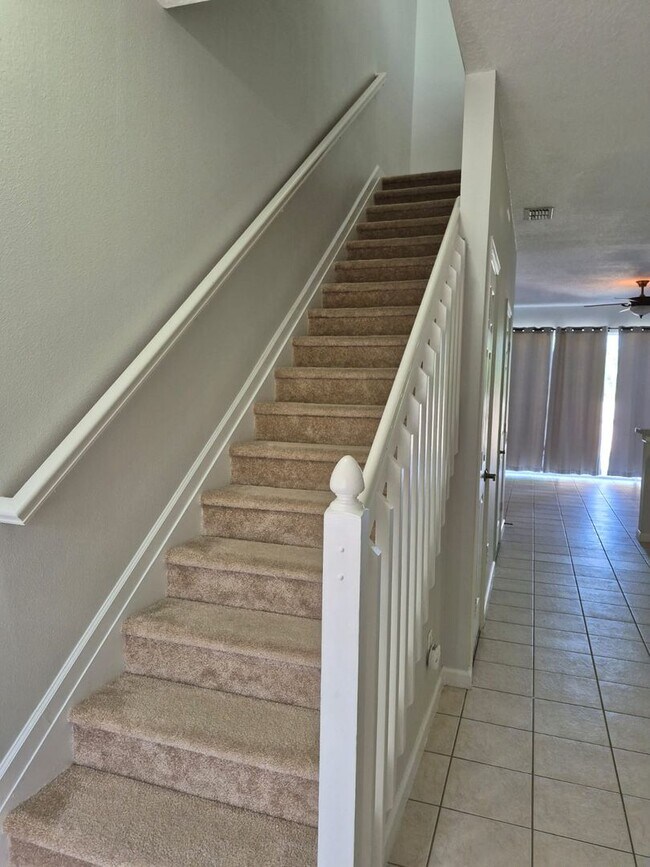 Building Photo - Large 3 bedrooms 3 Baths with a private pool