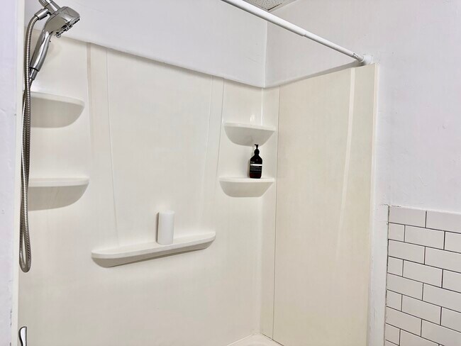 Baño reformado: estética limpia y moderna. - 353 High St