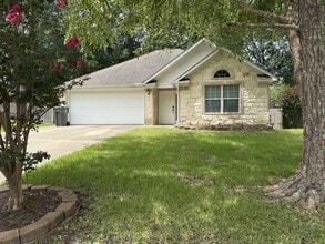 Building Photo - 105 Willow Brook Dr