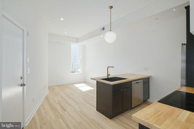 Building Photo - 2331 Frankford Ave