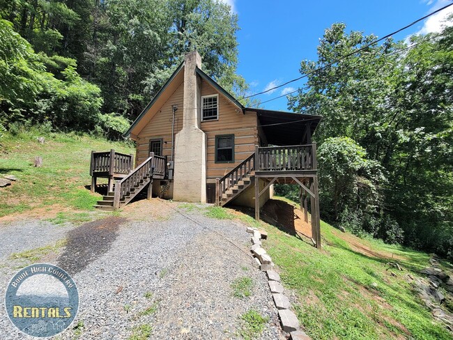 Foto del edificio - 3bd Log Home Close to Town