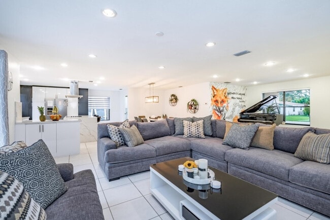 Foto del edificio - 830 SW 14th Ct