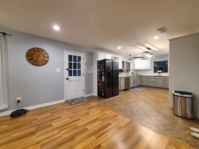 Building Photo - 3103 S Oak Ct SE