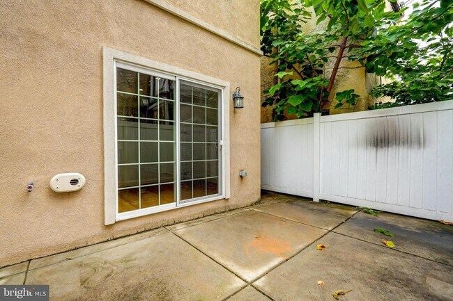 Building Photo - 906 S 12th St