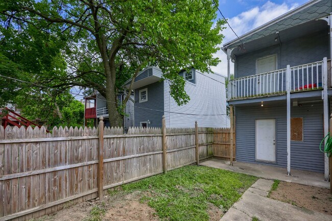 Building Photo - 5 bedroom 1.5 bath. Home available now.