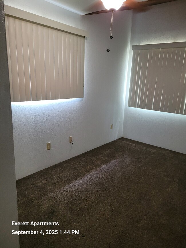 Building Photo - 742 W 4th St