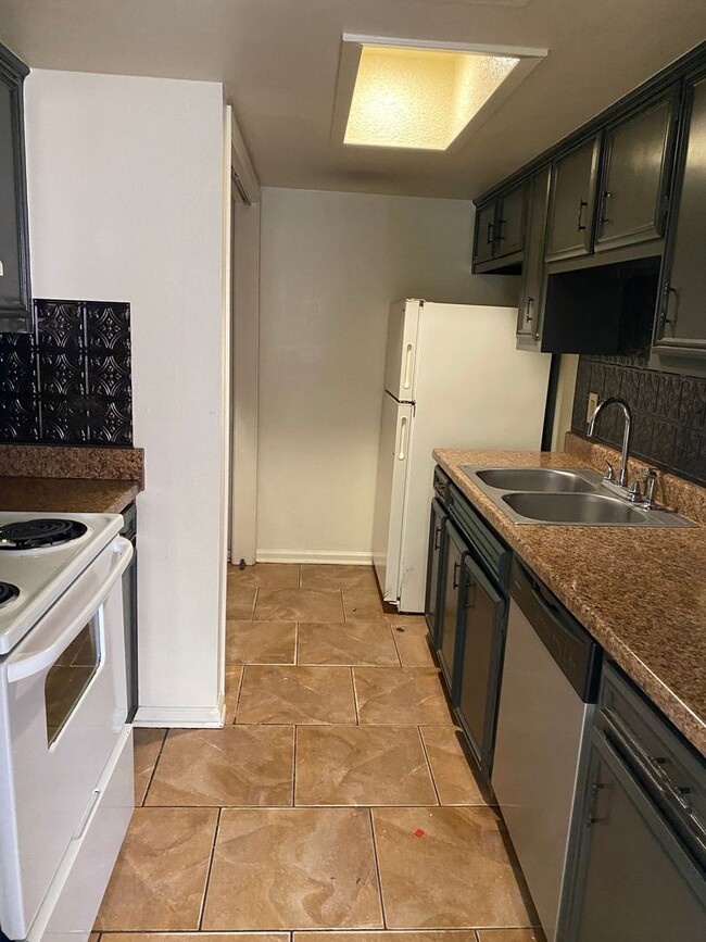 Building Photo - A beautiful three bedroom townhouse ready ...