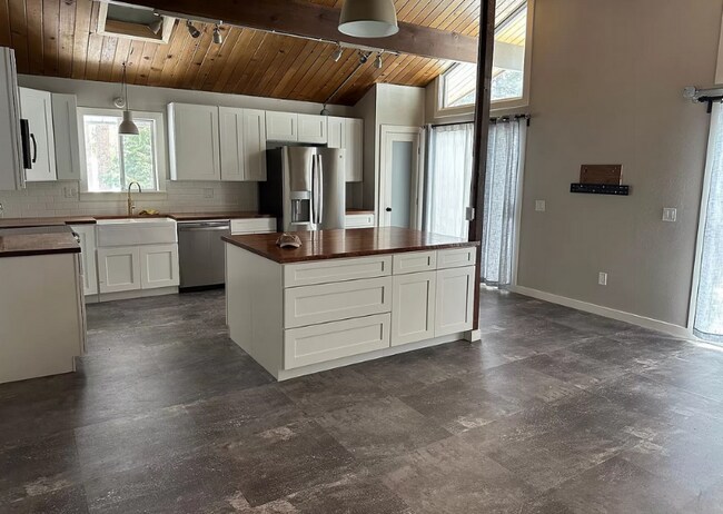 Foto del edificio - 1742 Twin Lakes Rd