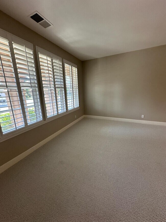 Foto del edificio - 1055 N Perry Ave