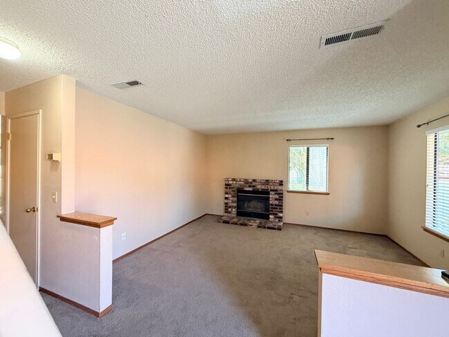 Foto del edificio - Charming Two-Story Petaluma Home – Private Yard & Community Amenities
