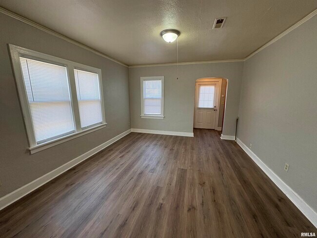 Foto del edificio - 2214 W Tripp Ave