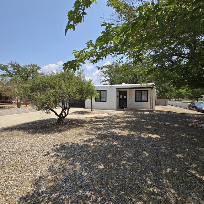 Building Photo - 800 Palomas Dr NE
