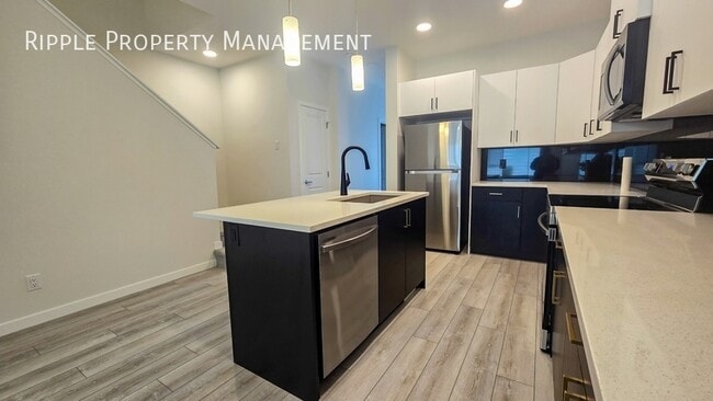 Building Photo - Modern 5 Beds, 3 Baths Duplex | No Pets Al...