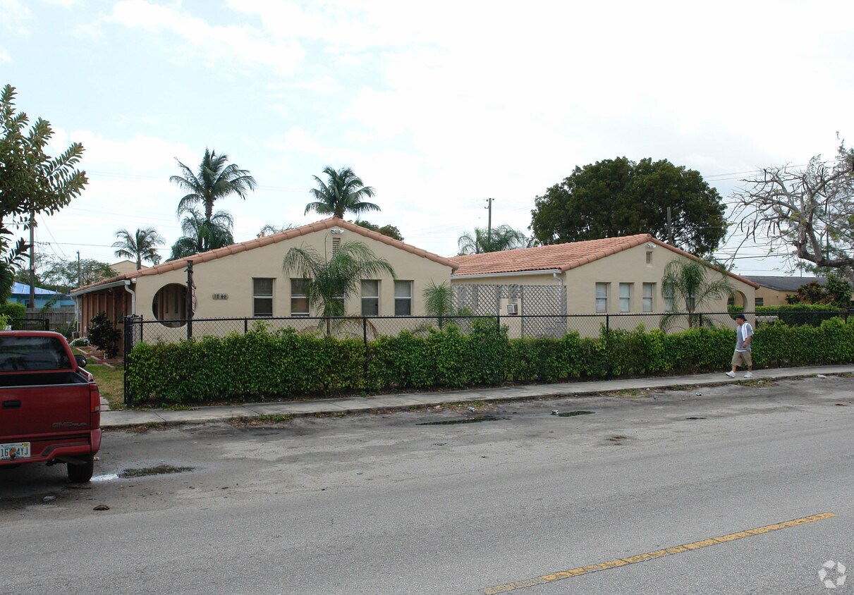 Primary Photo - 1840-1844 Taft St