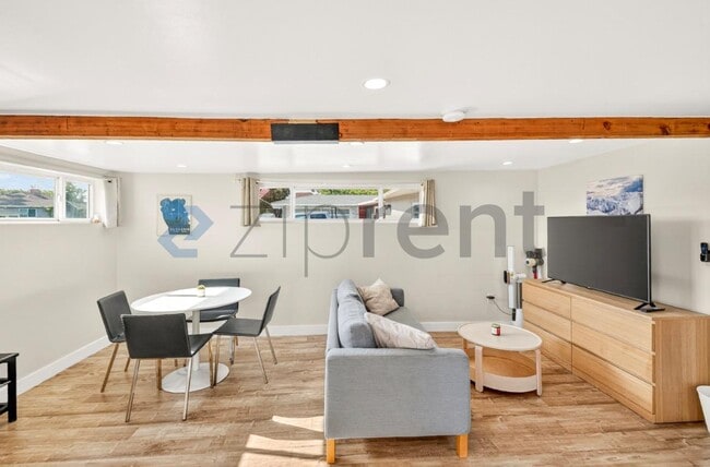 Building Photo - Unit 1/2