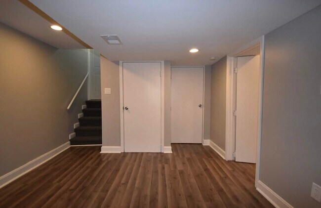 Building Photo - 938 N Leclaire Ave