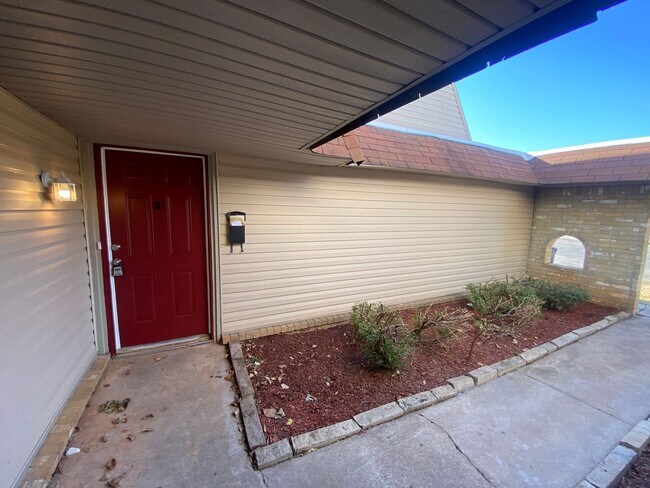 Building Photo - 3 bedroom 2.5 Bath Accepting Housing Vouch...