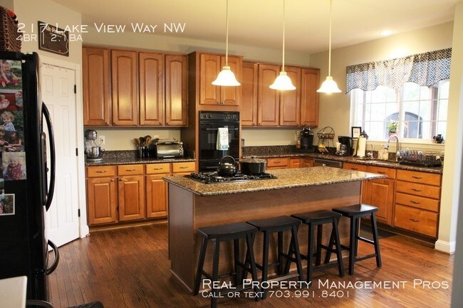 Foto del edificio - 217 Lake View Way NW