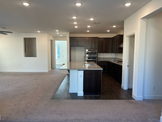 Building Photo - Stunning 5 Bedroom, 3.5 Bathroom Home in L...