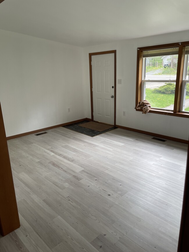 Living room, front door - 677 Valley Rd