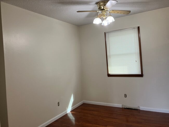 Building Photo - Locust Street