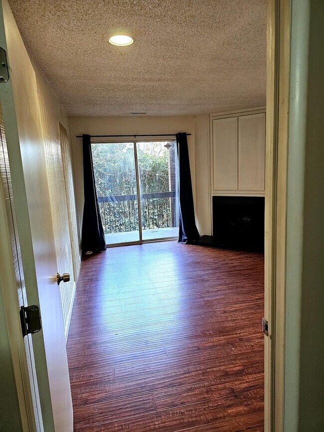 Foto del edificio - Large Private Guy Room Downtown ASAP - Balcony, Storage and more